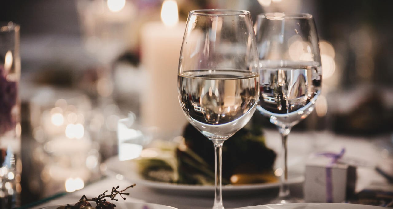 Halbvolle Mineralwassergläser auf einem Tisch im Restaurant