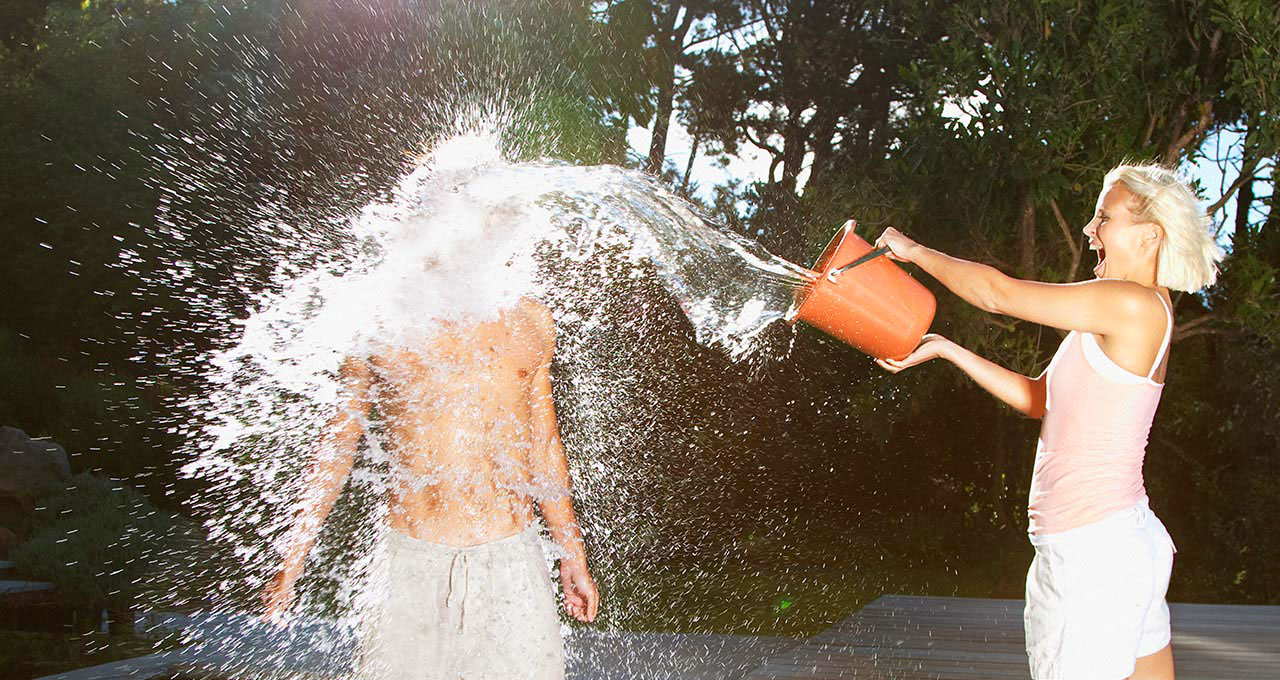 Очаровательная азиатка поливает водой свою мохнатку и голые сиси
