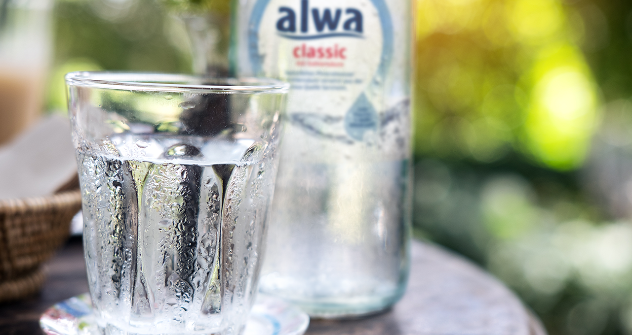 alwa Mineralwasser mit Glas
