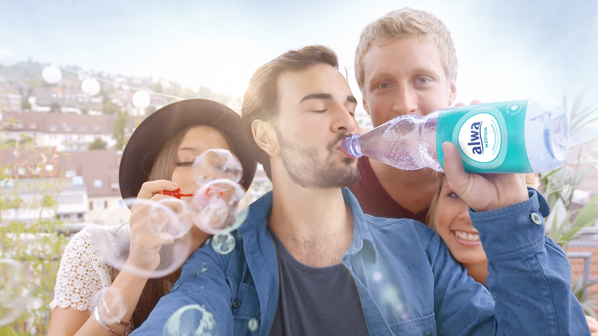 Junge Menschen trinken aus PET-Mehrwegflasche
