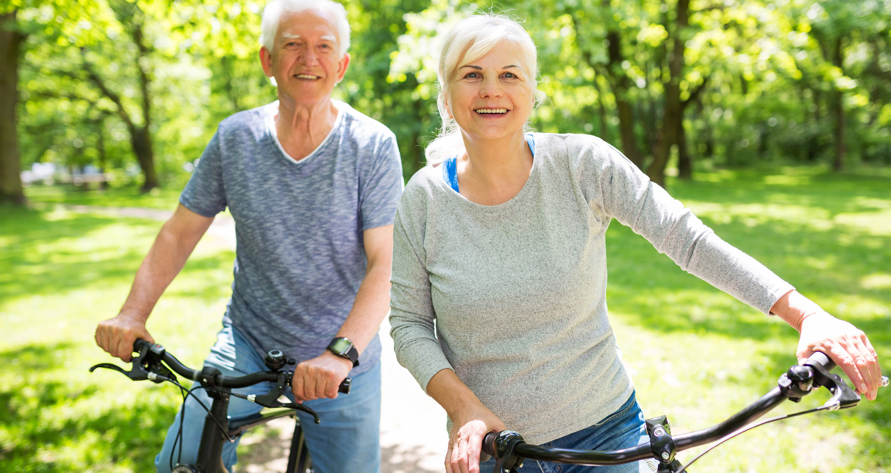 Lächelnde Senioren mit Fahrrädern