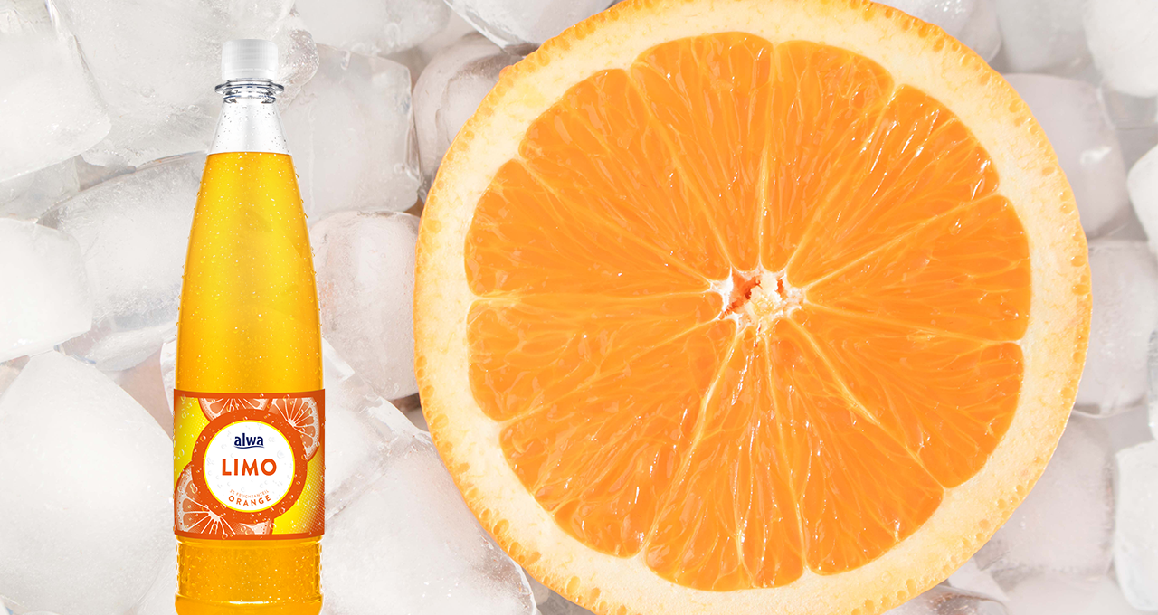 Orangenlimonade in der Flasche und Orangenscheibe im Eis