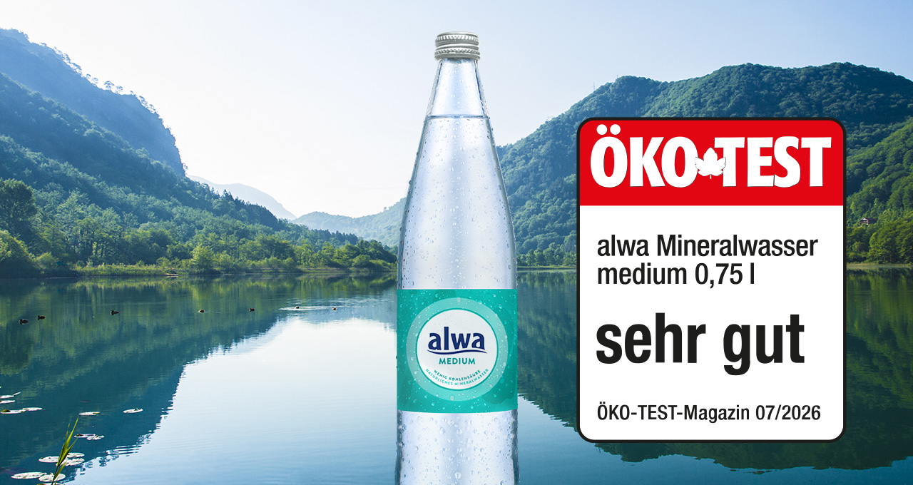 Mineralwasser medium in Glas vor einem See