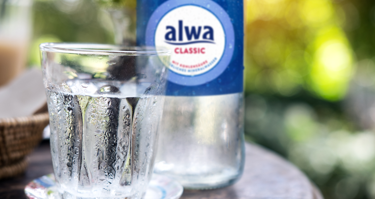 alwa Mineralwasser mit Glas